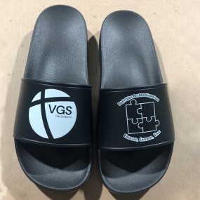 Egendefinerte slides med logo – Personlige badesandaler...