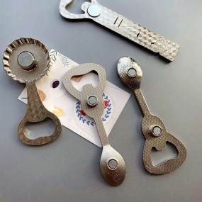 Egendefinerte flaskeåpnere med logo – Magnetiske flaske...