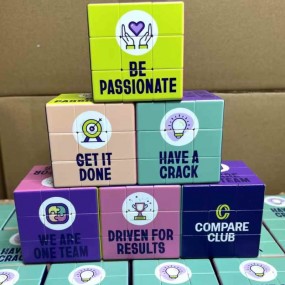 Egendefinerte Rubiks-kuber med logo – Personlige puslek...