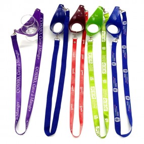 Hengende PVC vinglasholder med logo – tilpasset for bra...