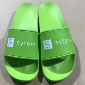 Egendefinerte slides med logo – Personlige badesandaler...